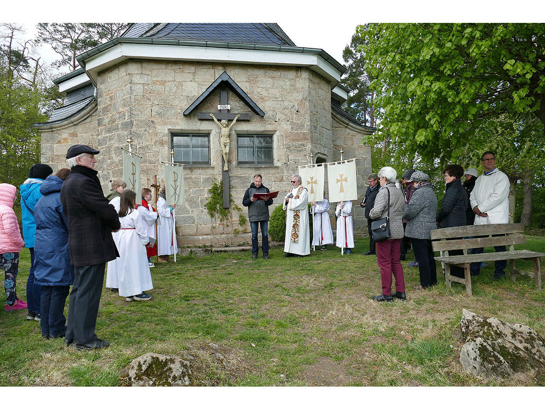 Bittprozession an der Weingartenkapelle (Foto: Karl-Franz Thiede)